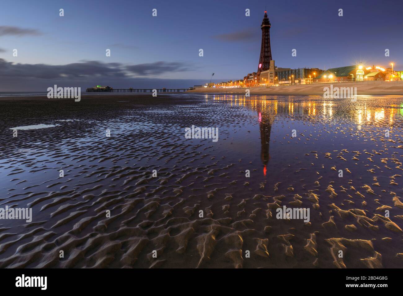 Black Tower et North Pier capturés de la plage au crépuscule. Banque D'Images
