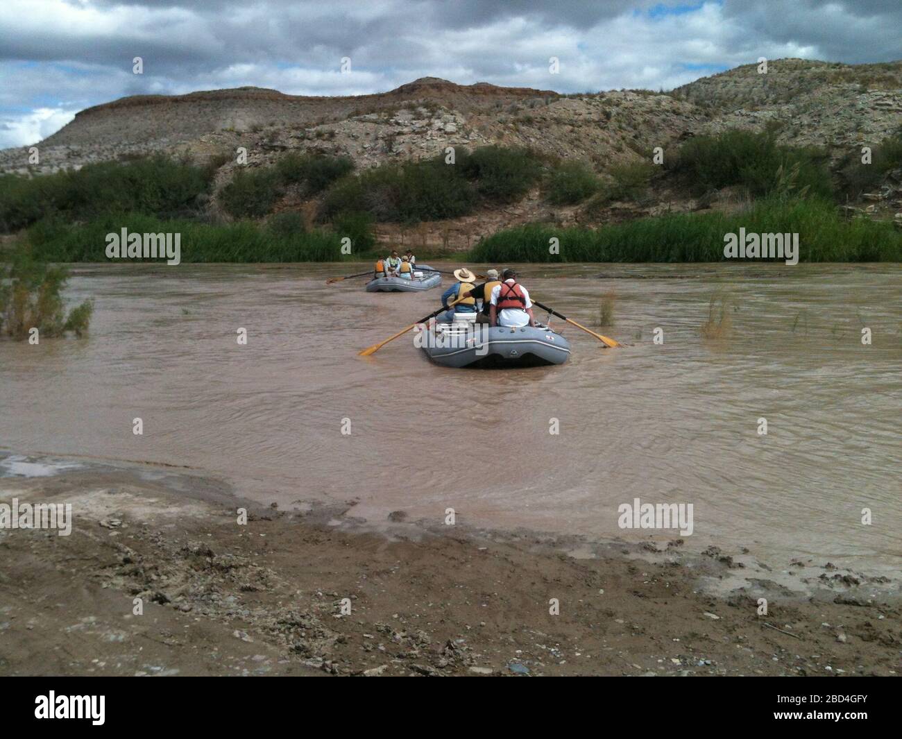 Excursion sur le terrain dans le parc national de Big Bend avec Anne Castle, secrétaire adjointe à l'eau et aux sciences, DOI, septembre 2010. Personnel de l'USGS expliquant la science et la surveillance de l'eau de l'USGS dans la région. Banque D'Images