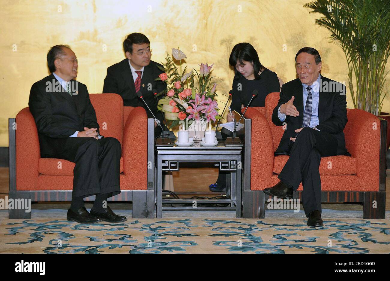 Le Dr Jim Yong Kim, candidat américain à la présidence de la Banque mondiale, s'est réuni le 31 mars 2012 avec le vice-premier ministre chinois Wang Qishan à Shaoxing, en Chine. Banque D'Images