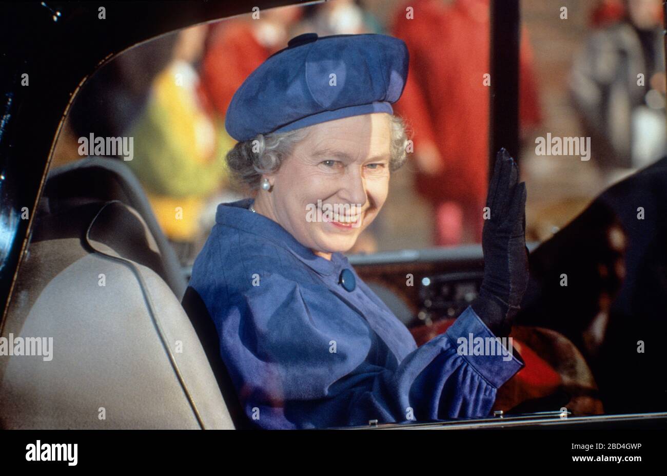 HM Queen Elizabeth II vagues de sa voiture après avoir visité Rotherhithe Youth Hostel, Londres Angleterre 1993. Banque D'Images