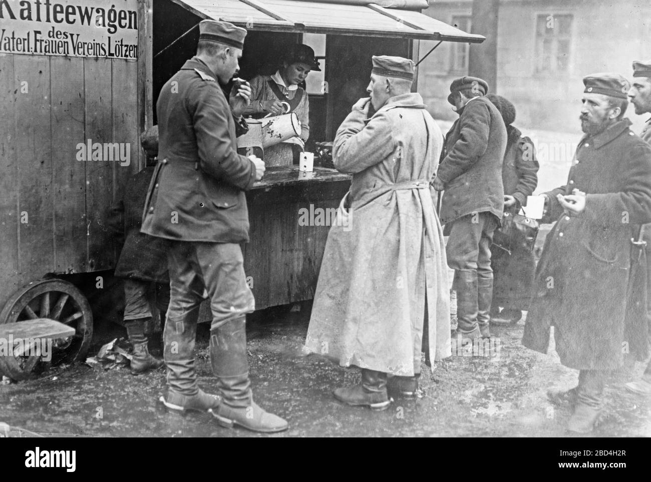 Soldats dans un wagon-café à Lotzen, en Prusse de l'est, (maintenant Gizycko, Pologne) pendant la première Guerre mondiale CA. 1910-1915 Banque D'Images