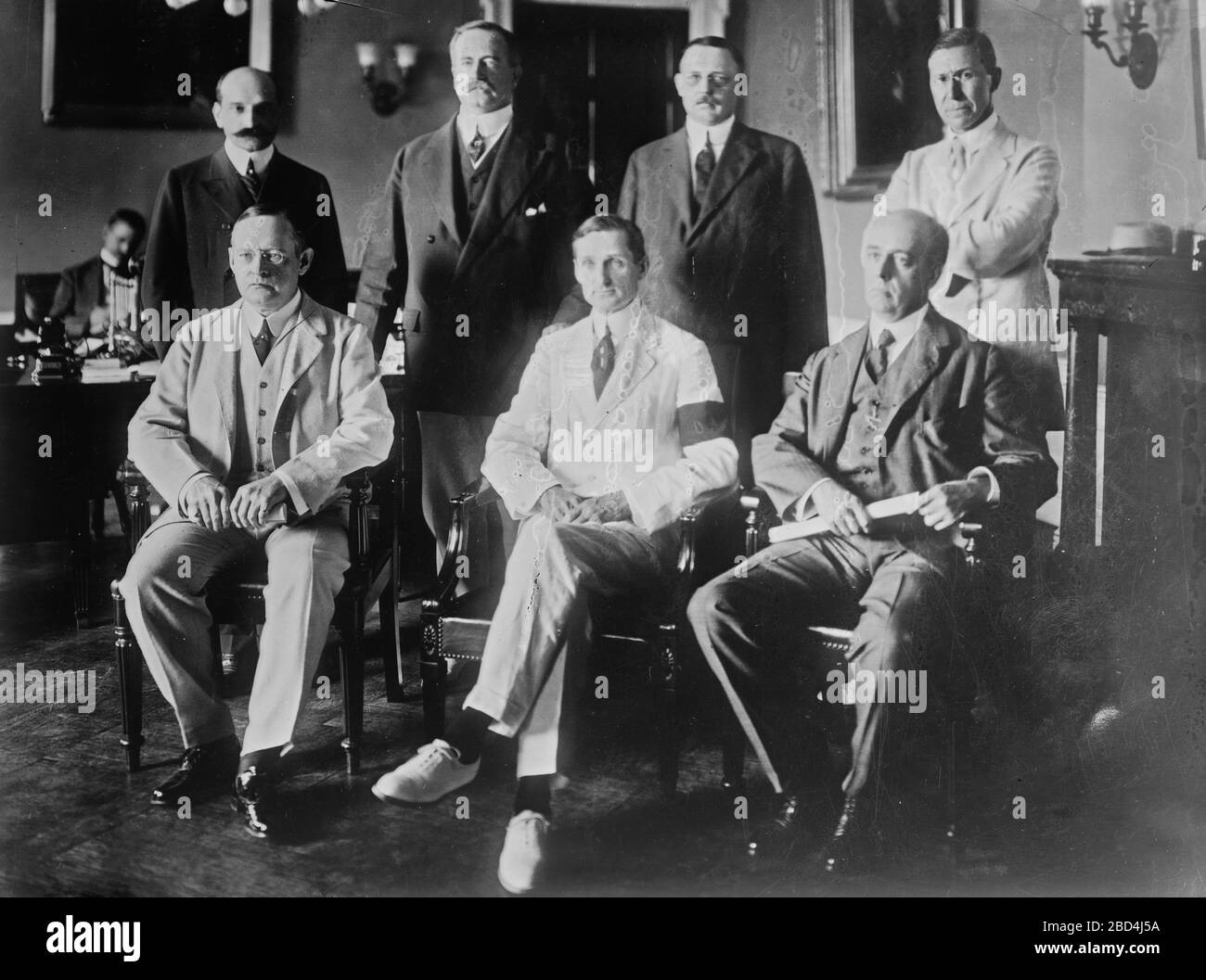 La photographie montre le banquier Paul Moritz Warburg; le contrôleur américain de la monnaie John Skelton Williams; le banquier William Proctor Gould Harding, directeur de la War Finance Corporation et président de la réserve fédérale; le gouverneur du système de la réserve fédérale Adolph Caspar Miller; l'avocat Charles Sumner Hamlin, président de la réserve fédérale; Le secrétaire au Trésor William Gibbs McAdoo, Jr. Et le président du chemin de fer Frédéric Adrian Delano II Banque D'Images