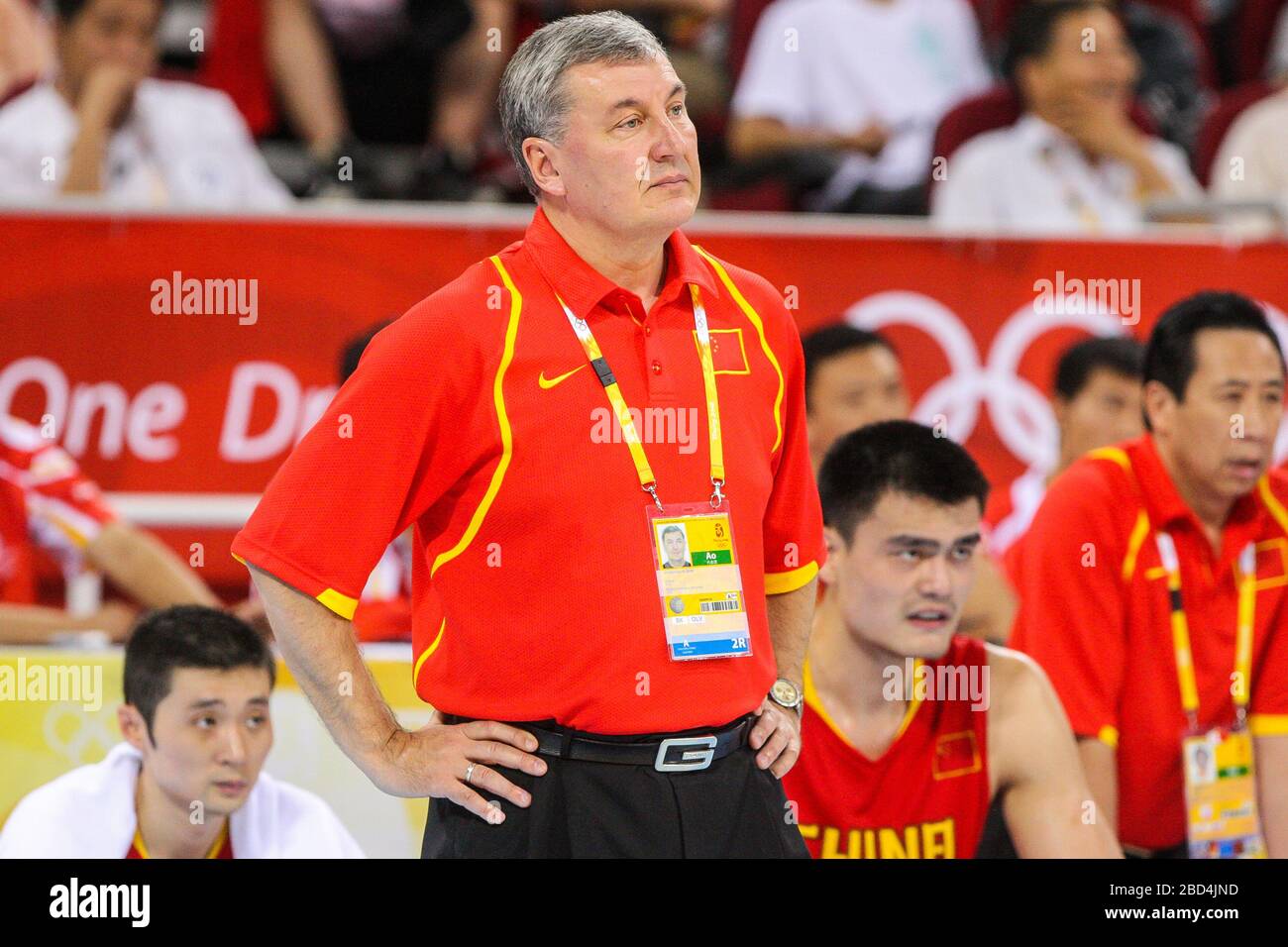 L'entraîneur de Chine Jonas Kazlauskas regarde son équipe jouer . Tournoi de basket-ball pour Homme Jeux olympiques d'été 2008 à Beijing le 18 août 2008. Banque D'Images