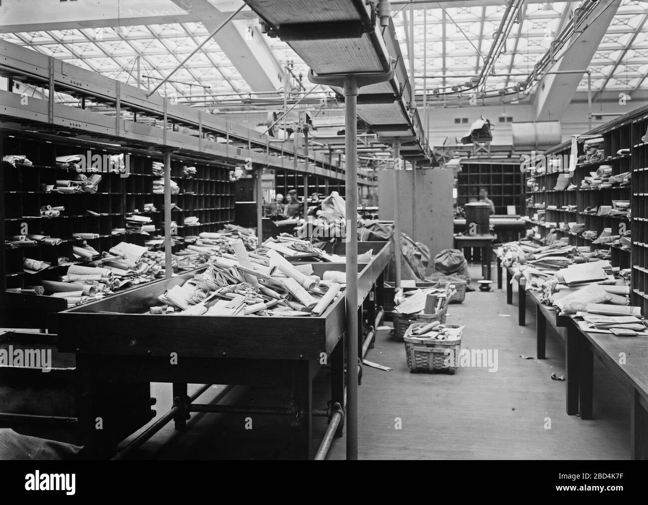 Courrier non trié au bureau de poste du terminal de Pennsylvanie (bâtiment du bureau de poste général), maintenant appelé bâtiment James A. Farley , situé au 421 huitième Avenue, New York City CA. 1914-1915 Banque D'Images
