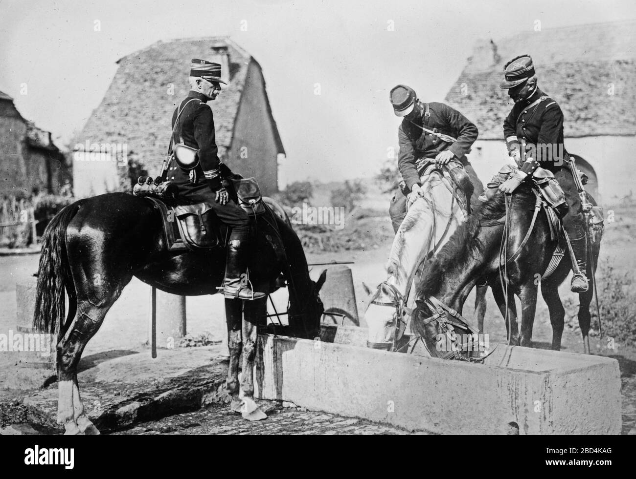 Les officiers français arrosant leurs chevaux pendant la première Guerre mondiale. 1914-1915 Banque D'Images