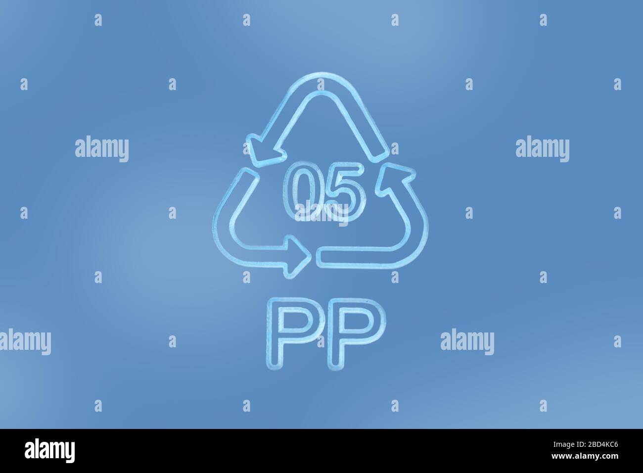 Gros plan du symbole de recyclage du plastique PP 05 - polypropylène Banque D'Images