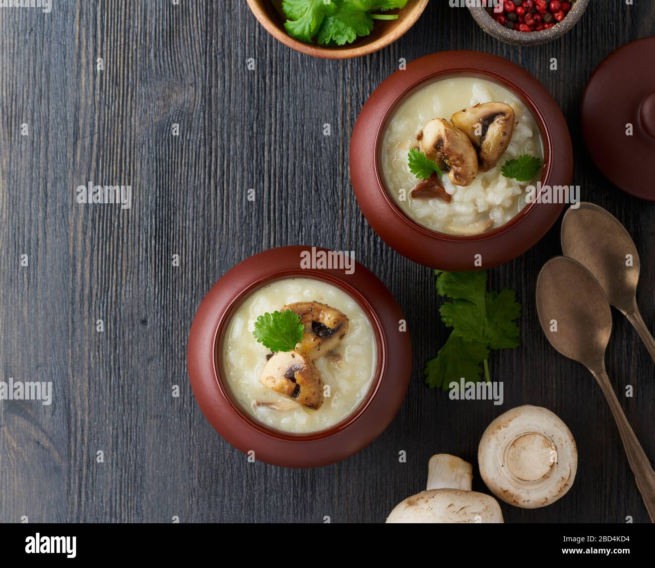 Portion inhabituelle non conventionnelle de risotto aux champignons dans le pot. Porridge de riz aux champignons. Banque D'Images