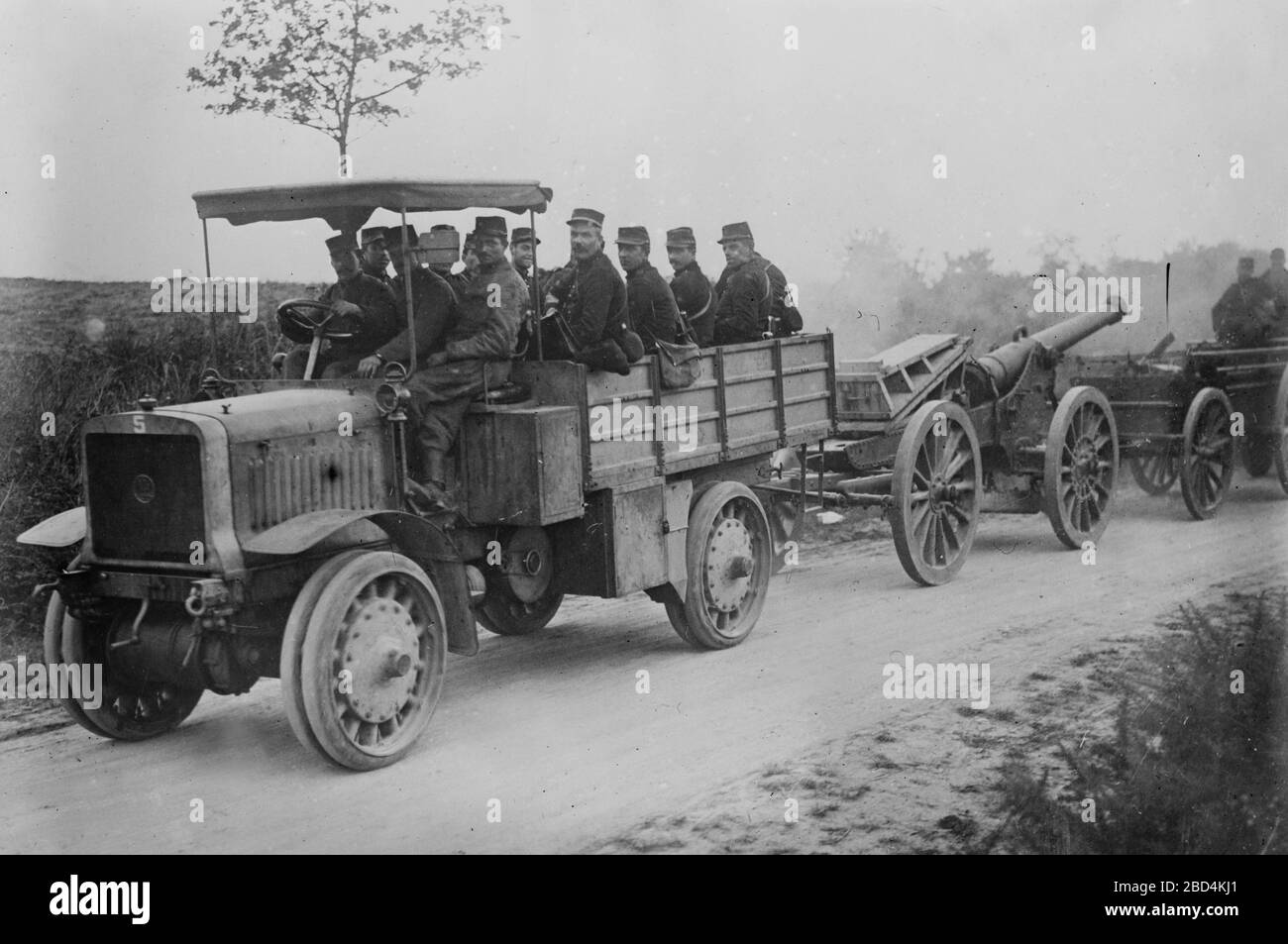 Les soldats français dans un tracteur à moteur qui tire un grand pistolet le long de la route au début de la première Guerre mondiale CA. 1914-1915 Banque D'Images