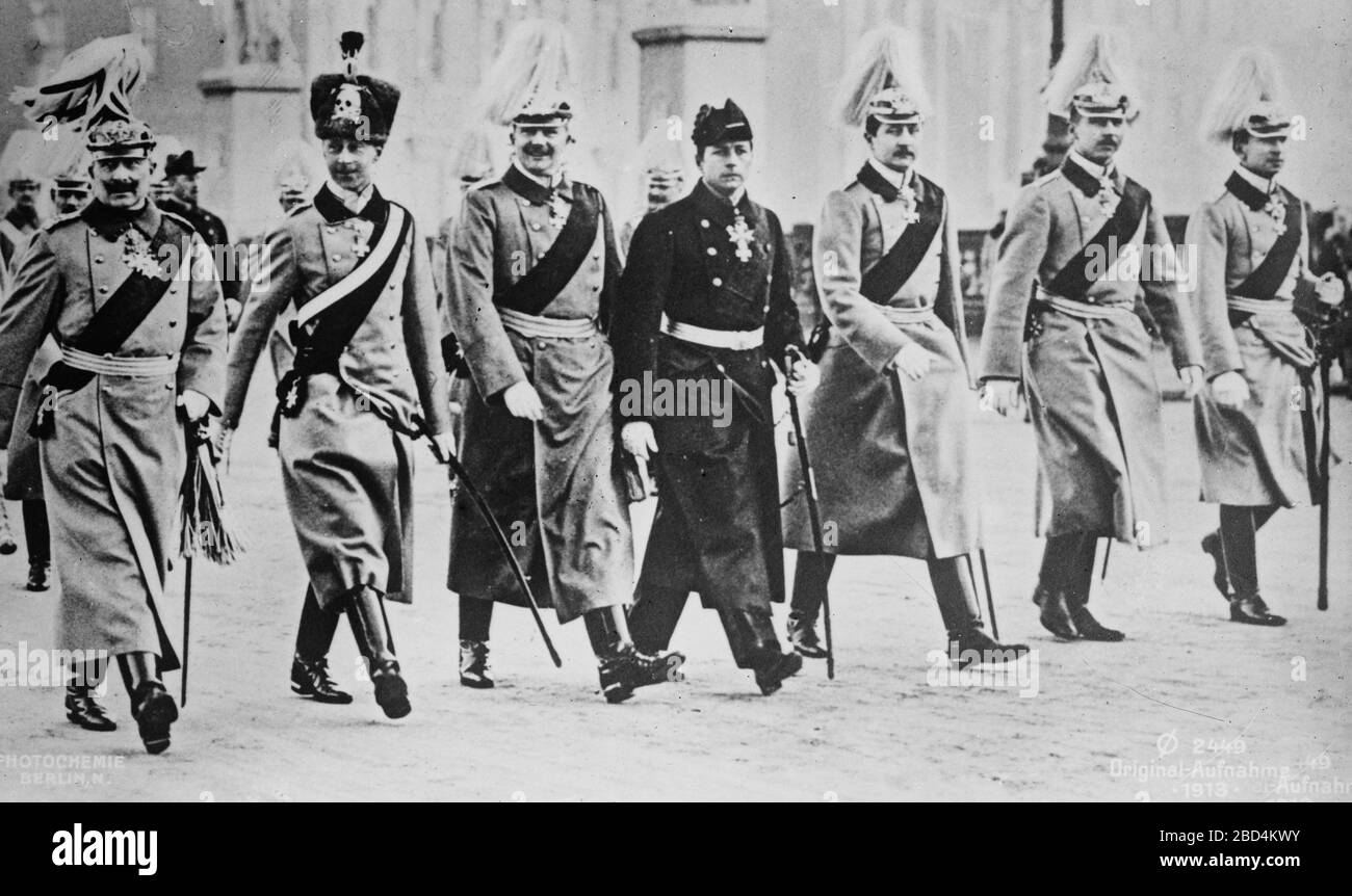Fils de Kaiser Wilhelm II: Wilhelm, prince héritier allemand; prince Eitel Friedrich, prince Adalbert, prince August Wilhelm, prince Oskar, et prince Joachim Ca. 1910-1915 Banque D'Images