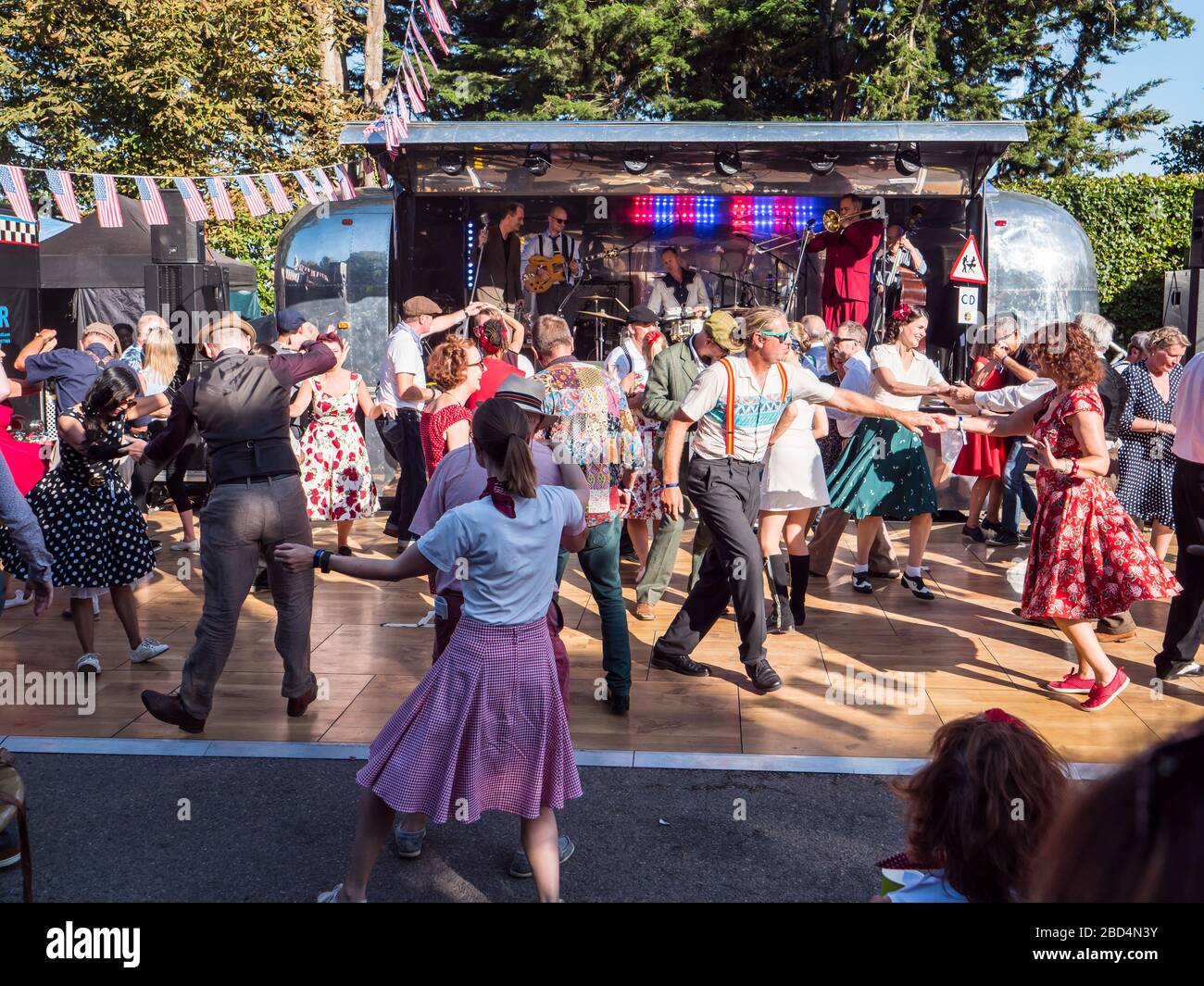 Hommes et femmes dansant comme ils le feraient dans les années soixante Swinging, Goodwood Revival 2019 West Sussex UK Banque D'Images