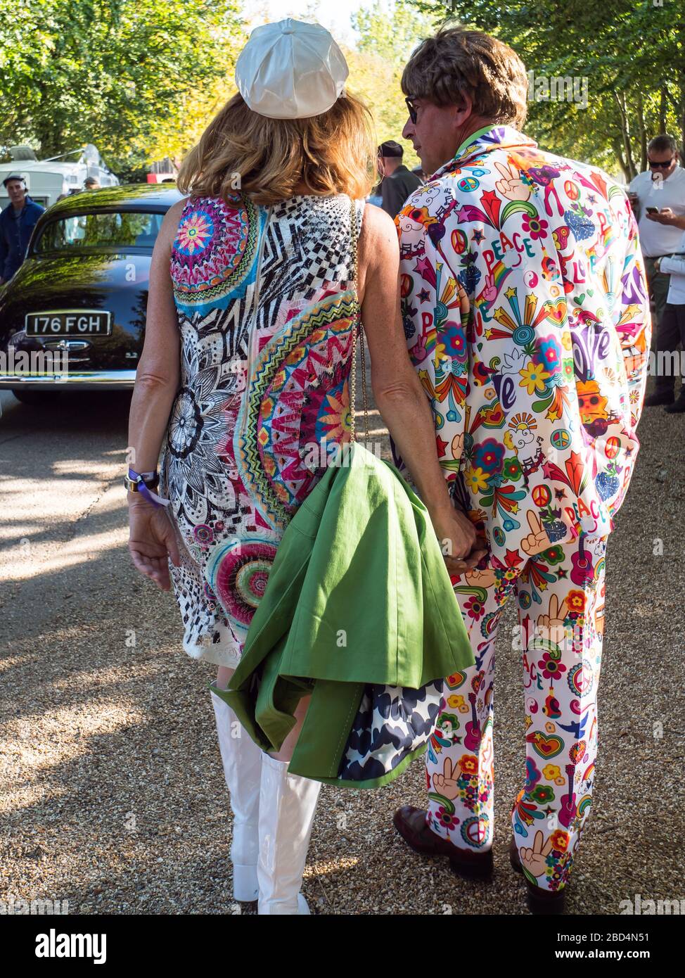 A Man & Woman in Swinging Sixties ensembles, Goodwood Revival 2019 West Sussex UK Banque D'Images
