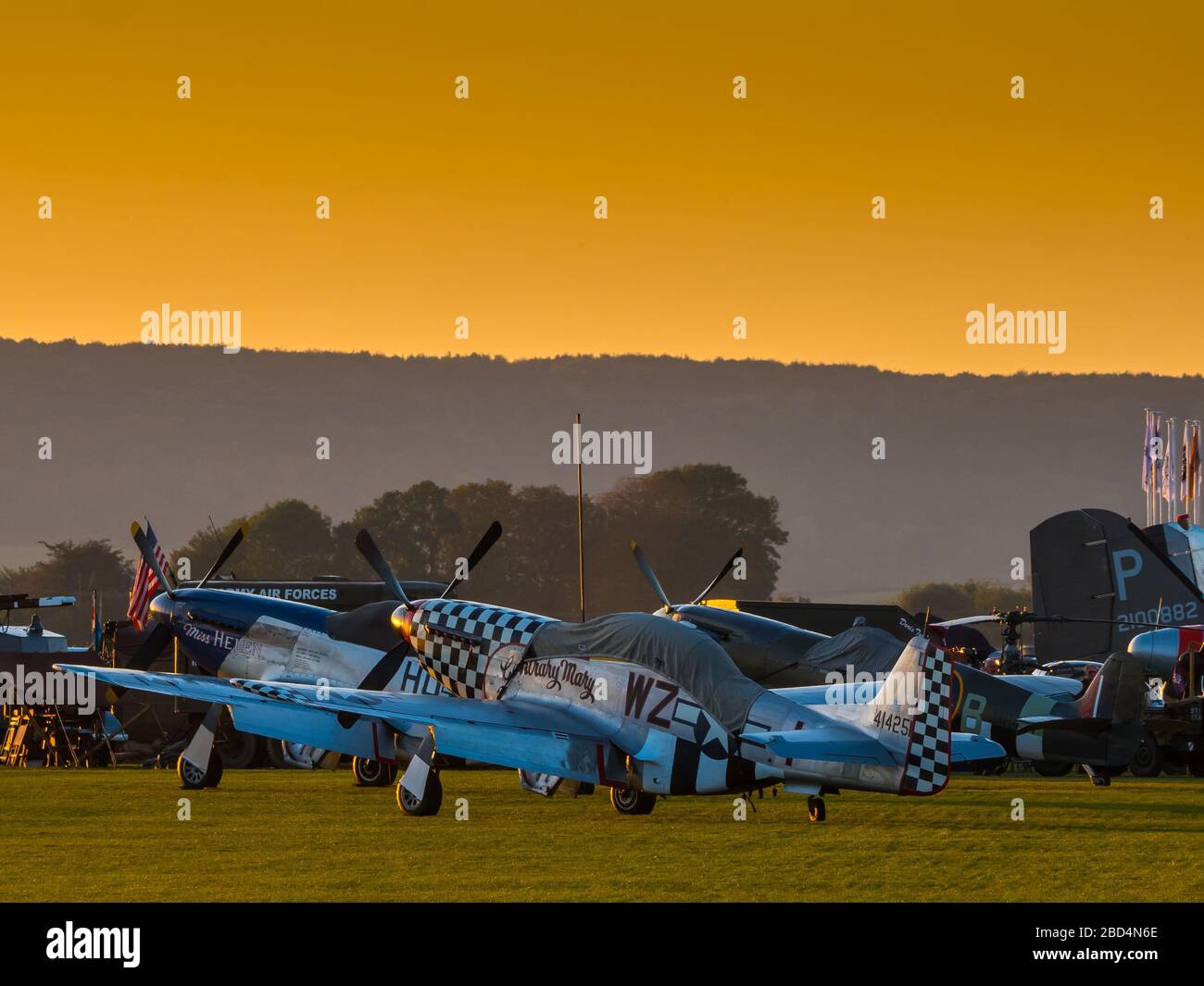 Mustanges P-51 D stationné à Westhampnet au coucher du soleil, Goodwood Revival 2019 West Sussex UK Banque D'Images