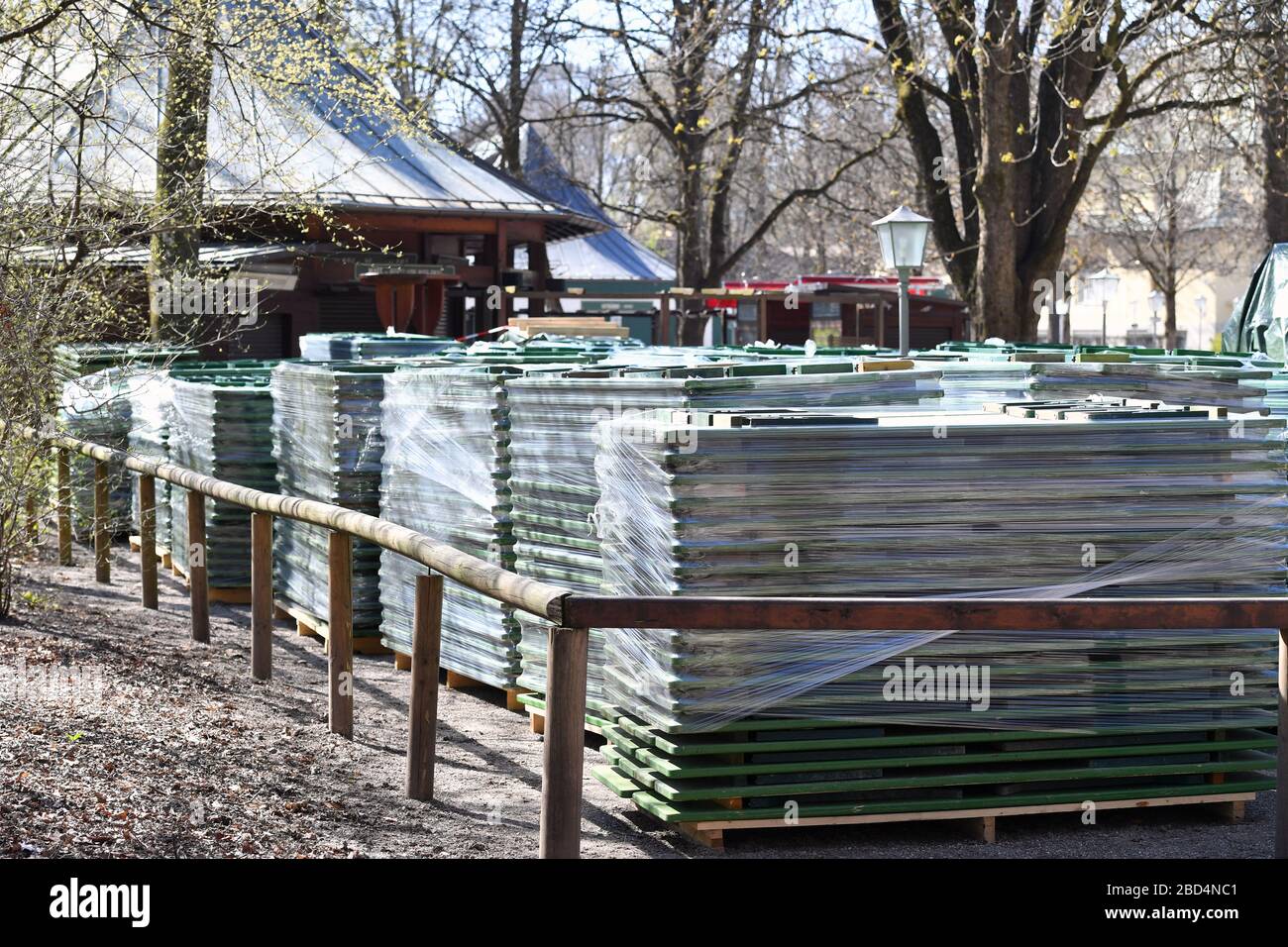 La vie publique en temps de pandémie de coronavirus le 5 avril 2020 dans le jardin anglais de Muenchen. Les bancs de bière et les tables de bière de la crête de bière à la tour chinoise sont empilés les uns sur les autres et emballés en feuille d'aluminium. Restrictions de sortie, verrouillage de contact. | utilisation dans le monde entier Banque D'Images