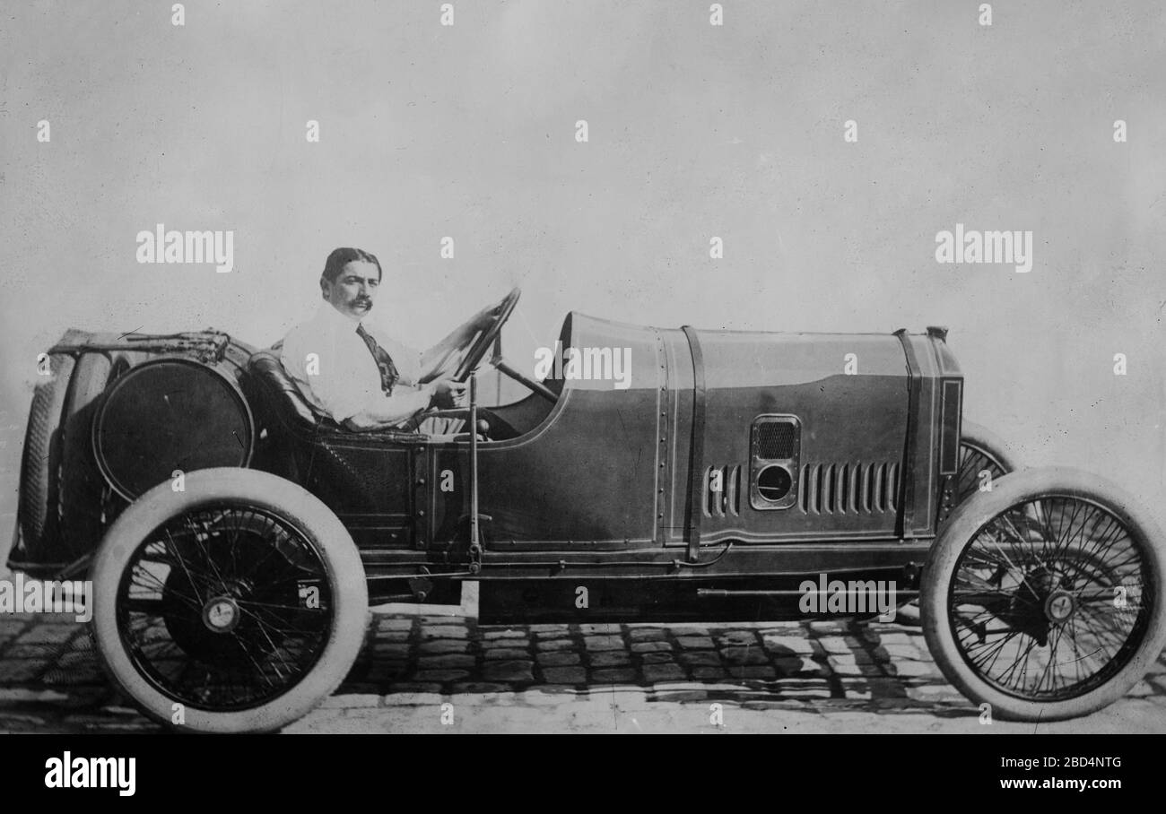 Georges Louis Frederic Boillot (1884-1916), pilote de course automobile de Grand Prix de France assis dans un Expo de Peugot 3, peut-être CA. Juin 1914 lorsqu'il a établi un nouveau record de vitesse à l'Indianapolis 500 Banque D'Images