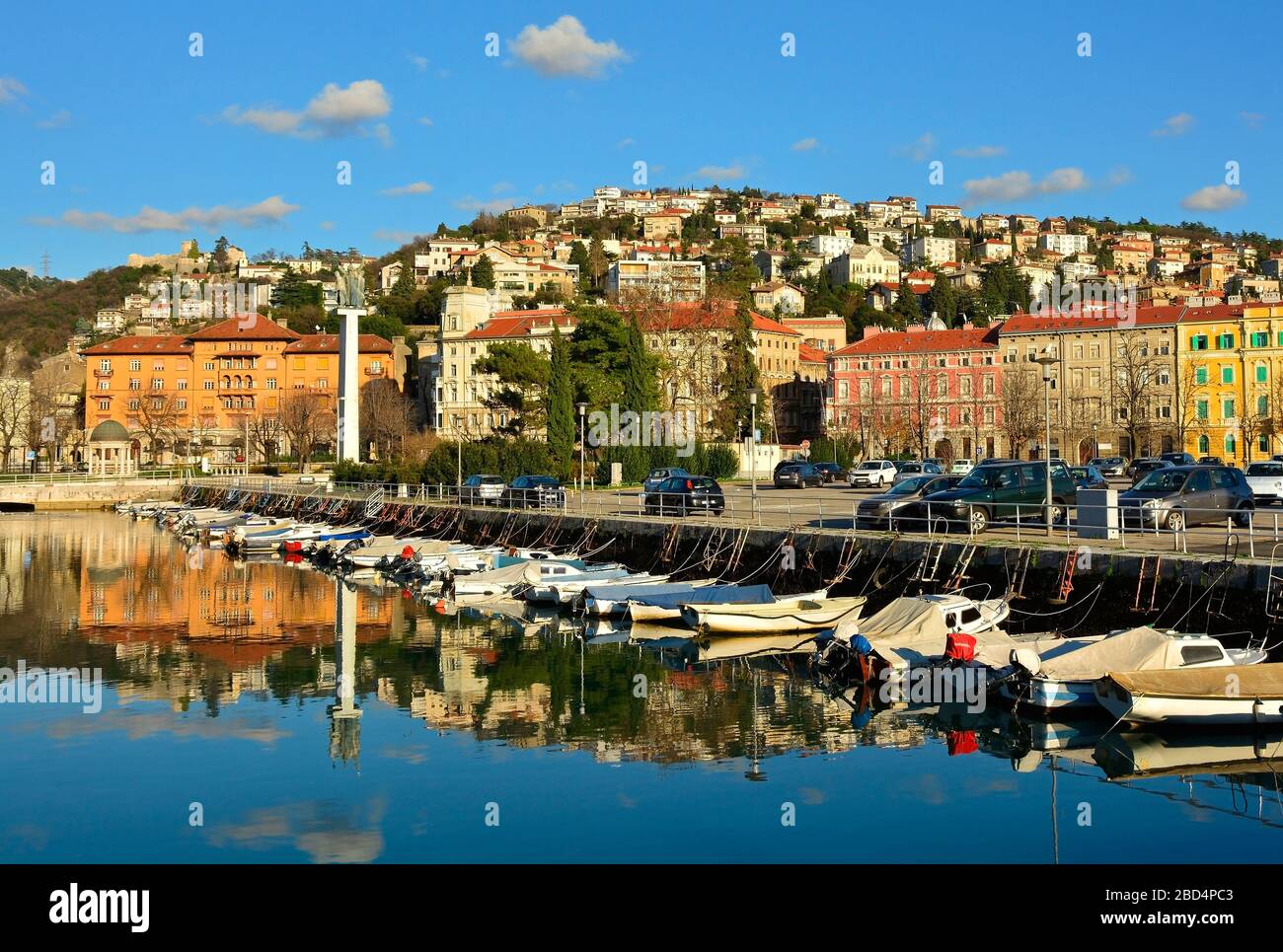 Le port riverain de Rijeka dans le comté de Primorje-Gorski Kotar en Croatie. Le château de Trsat peut être vu arrière-plan à gauche Banque D'Images