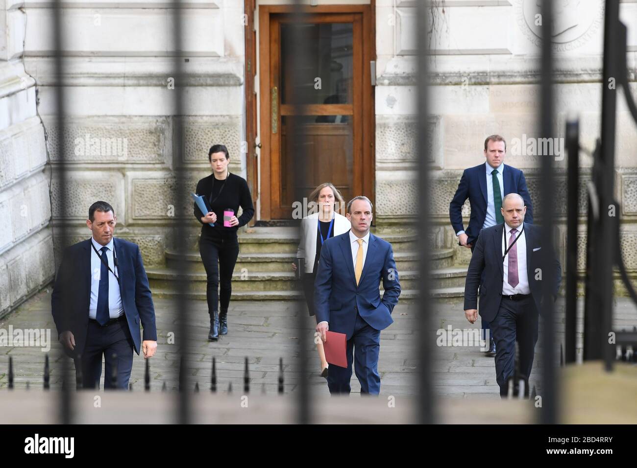 Le secrétaire aux Affaires étrangères Dominic Raab (centre), qui prend en charge la réponse du gouvernement à la crise du coronavirus après que le premier ministre Boris Johnson ait été admis lundi à soins intensifs, arrive au 10 Downing Street, à Londres. Banque D'Images