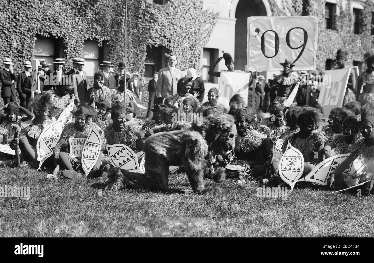 Les étudiants de l'université de Columbia s'habillent comme les guerriers de Zulu. 1910-1915 Banque D'Images