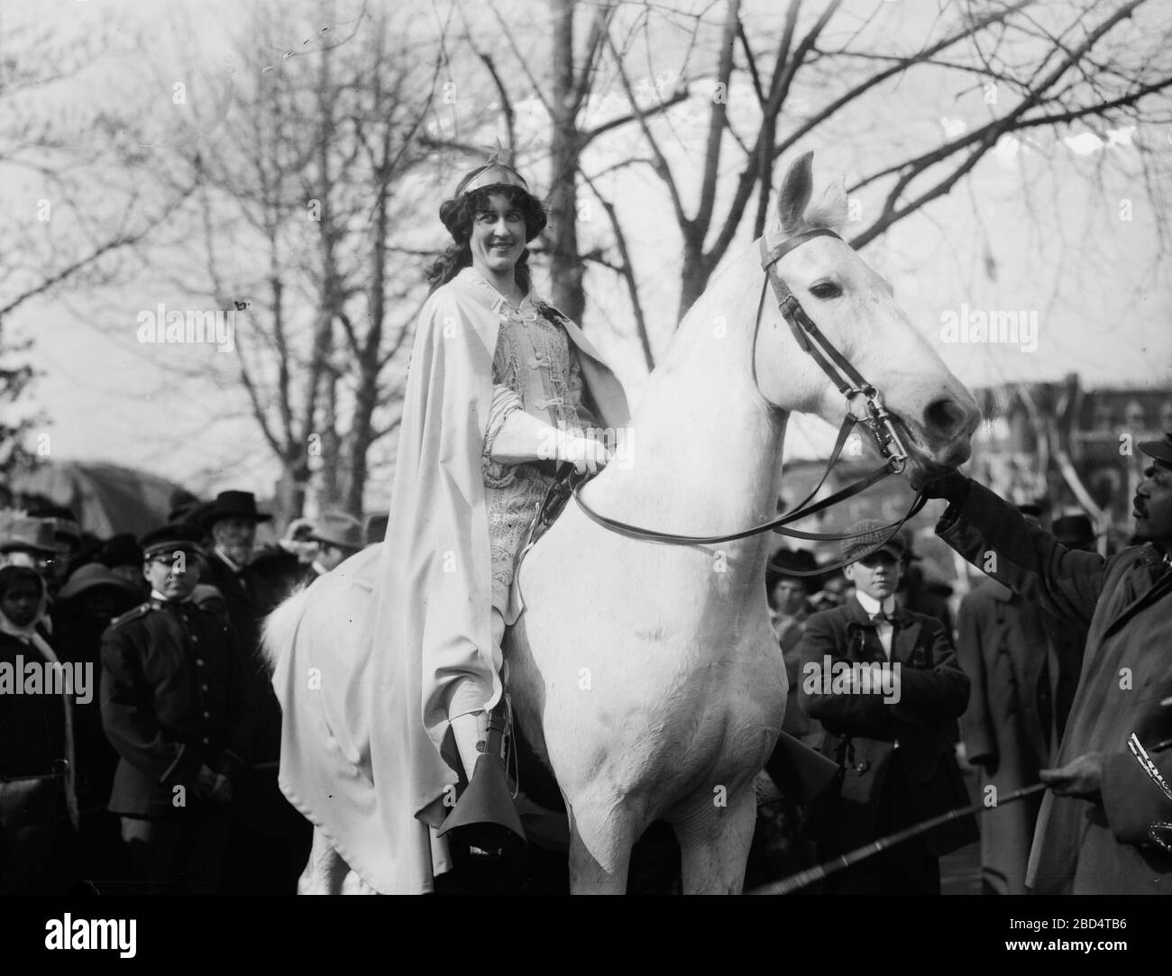 Inez Milholland Boissevain, portant un cap blanc, assis sur un cheval blanc au défilé de la National American Woman suffrage Association, le 3 mars 1913 Banque D'Images