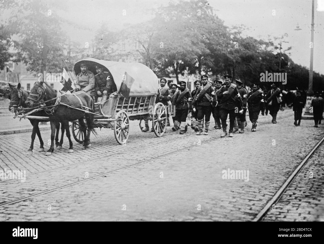Ambulance et troupes bulgares allant au front (première guerre des Balkans) CA. 1912-1913 Banque D'Images
