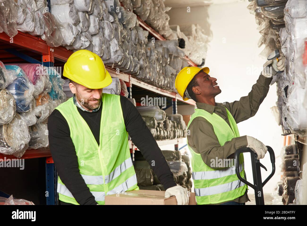 Les employés de l'entrepôt et les préparateurs de commande dans l'entrepôt assemblent les marchandises pour l'expédition Banque D'Images
