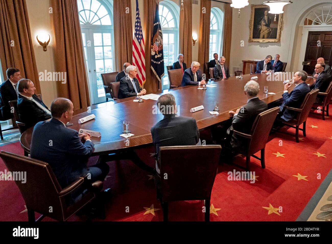 Le président Donald J. Trump, accompagné du vice-président Mike Pence, rencontre des dirigeants de l'industrie touristique pour discuter des soins de santé et des réponses économiques à l'épidémie de coronavirus (COVID-19), le mardi 17 mars 2020, dans la salle du Cabinet de la Maison Blanche. Banque D'Images