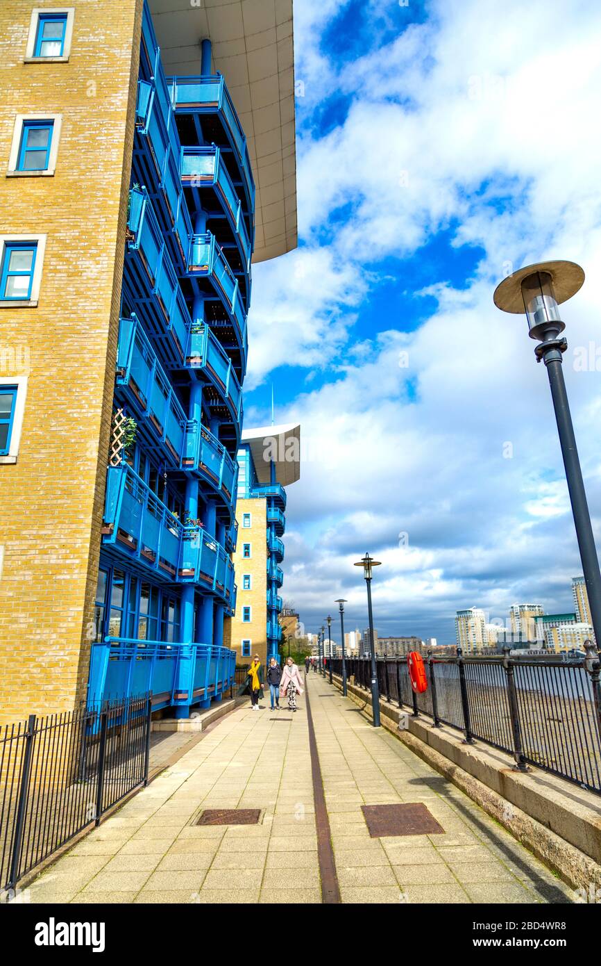 Promenade Riverside à Rotherhithe, Londres, Royaume-Uni Banque D'Images Promenade Riverside à Rotherhithe, Londres, Royaume-Uni Banque D'Images