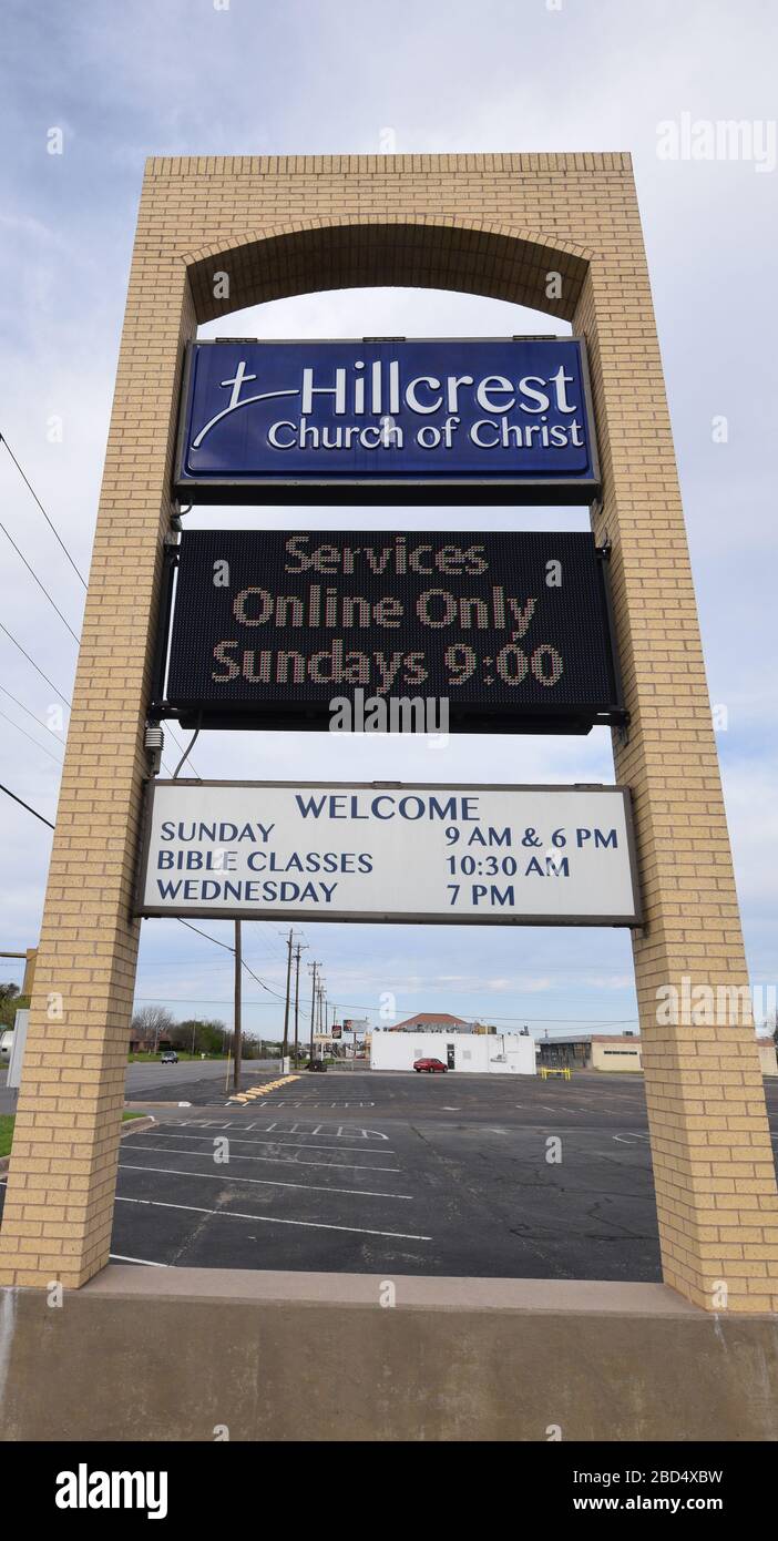 Les églises d'Abilene, au Texas, sont fermées en réponse à un appel à la distanciation sociale du gouverneur du Texas Abbott, du président Trump et du CDC. Hillcrest Church of Christ annonce sur leur signe électronique un appel à la prière et un annonce pour leurs services en ligne. Banque D'Images
