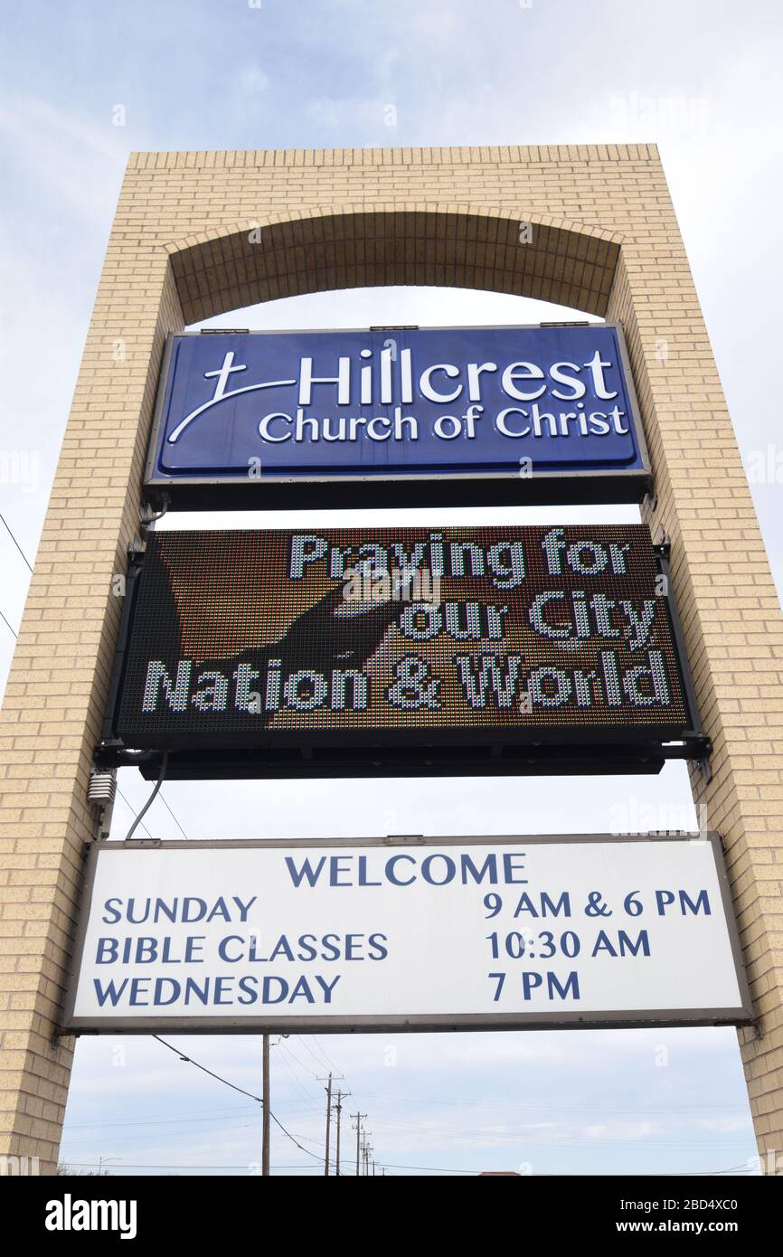 Les églises d'Abilene, au Texas, sont fermées en réponse à un appel à la distanciation sociale du gouverneur du Texas Abbott, du président Trump et du CDC. Hillcrest Church of Christ annonce sur leur signe électronique un appel à la prière et un annonce pour leurs services en ligne. Banque D'Images