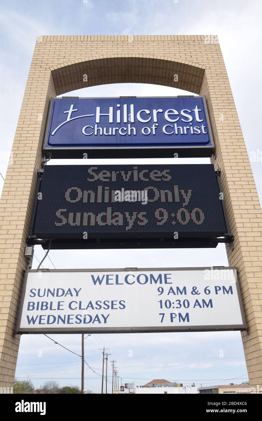 Les églises d'Abilene, au Texas, sont fermées en réponse à un appel à la distanciation sociale du gouverneur du Texas Abbott, du président Trump et du CDC. Hillcrest Church of Christ annonce sur leur signe électronique un appel à la prière et un annonce pour leurs services en ligne. Banque D'Images