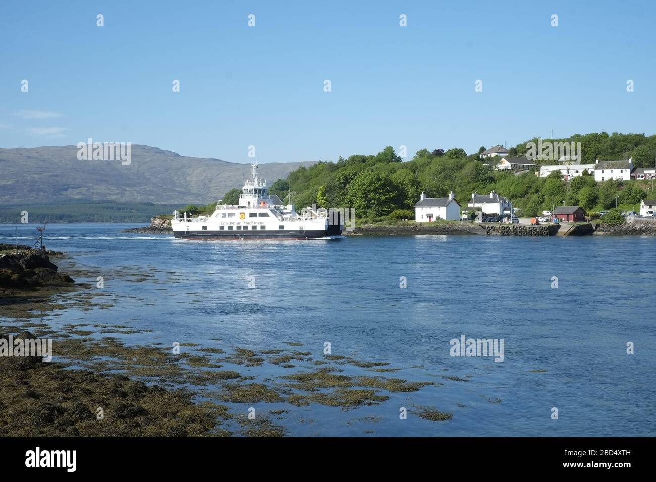 Ferry pour l'île de Mull arrivant à Lochaline sur la péninsule de Morvern en Écosse Banque D'Images