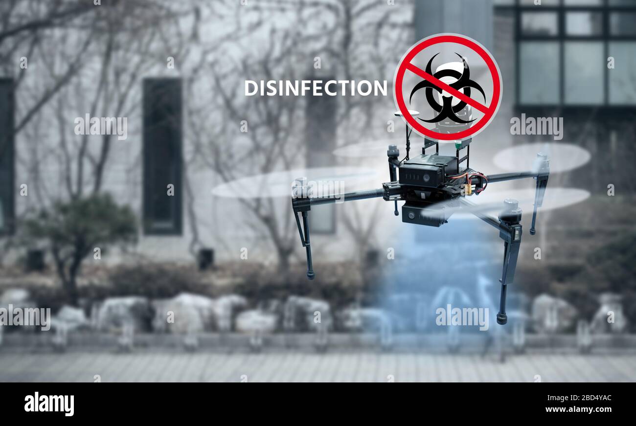 Drone vaporisant du désinfectant dans la rue de la ville pendant la pandémie de coronavirus Banque D'Images