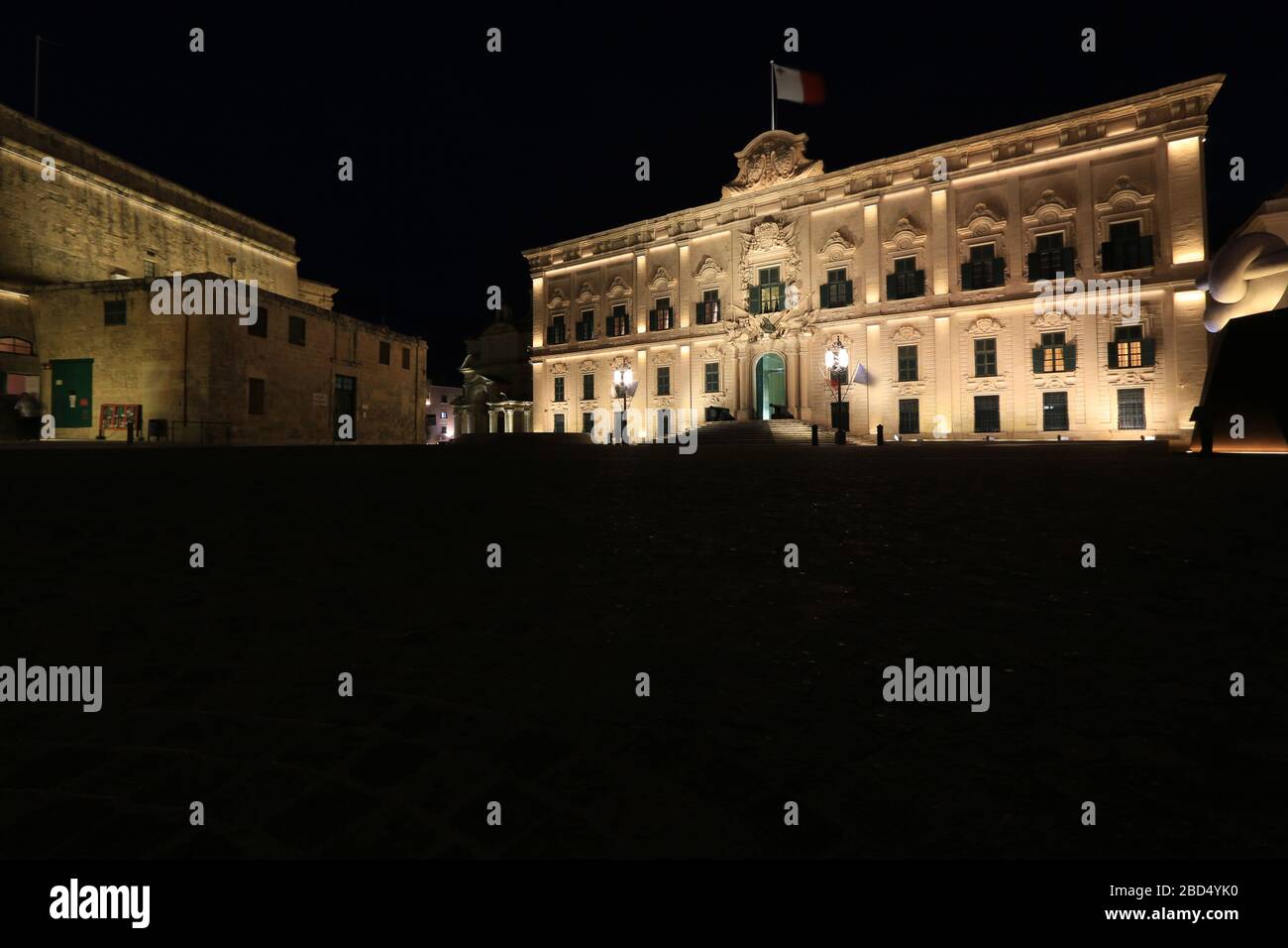 Vue nocturne de l'Auberge de Castille (Berġa ta' Kastilja) à Castille place à la Valette, Malte, qui abrite le bureau du Premier Ministre maltais Banque D'Images