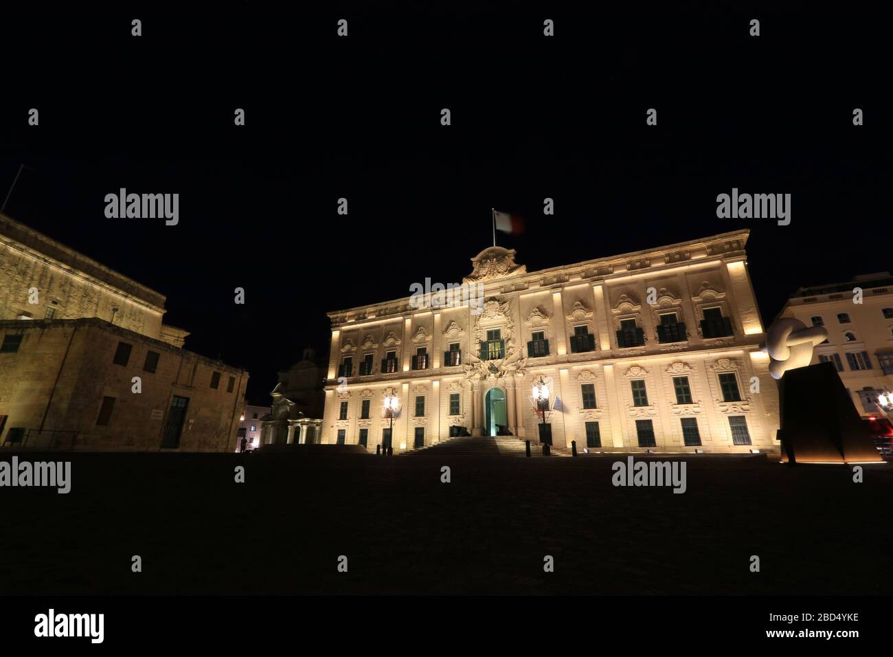 Vue nocturne de l'Auberge de Castille (Berġa ta' Kastilja) à Castille place à la Valette, Malte, qui abrite le bureau du Premier Ministre maltais Banque D'Images
