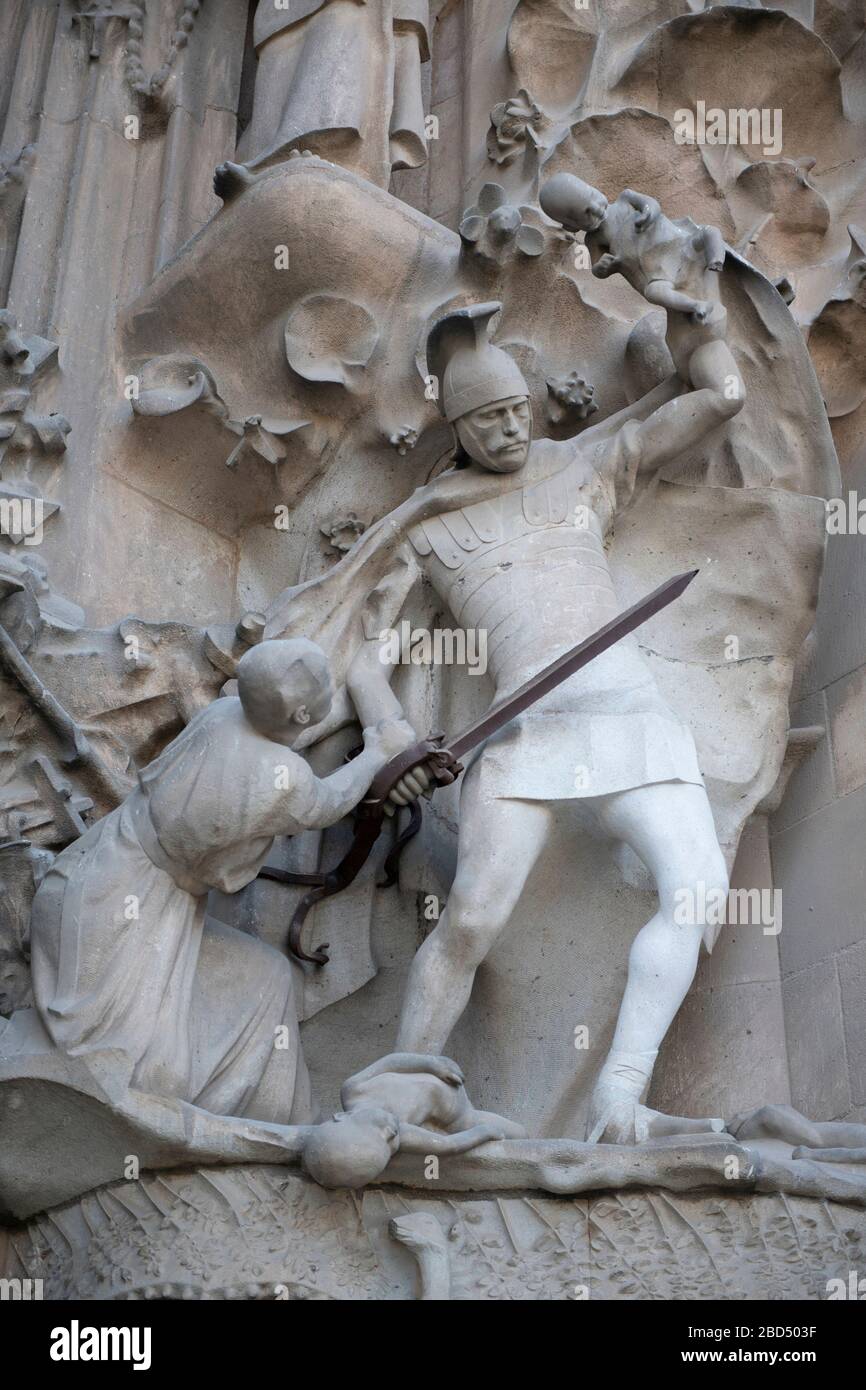 Sculpture du soldat d'Hérode tuant des bébés de mère timière, façade de Nativité, Basílica de la Sagrada Família par l'architecte Antoni Gaudi, UNESCO World Banque D'Images