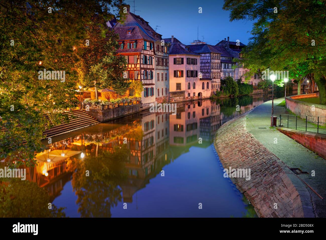 Strasbourg, France. Image cityscape de la vieille ville de Strasbourg pendant l'heure du bleu crépuscule. Banque D'Images