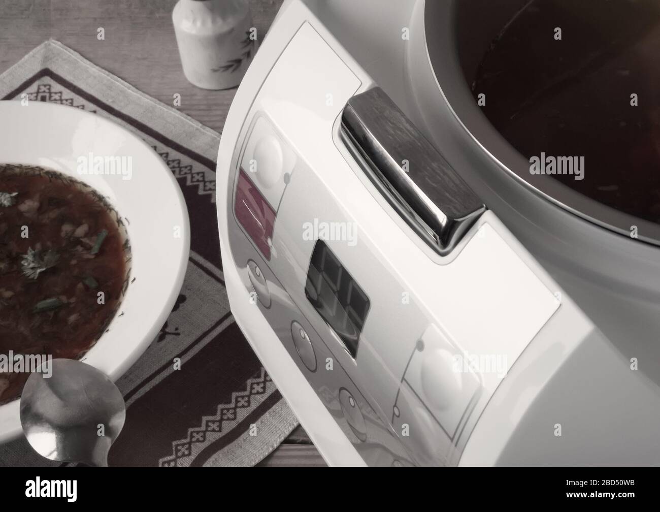 Le délicieux borscht ukrainien est cuit dans une cuisinière lente Banque D'Images