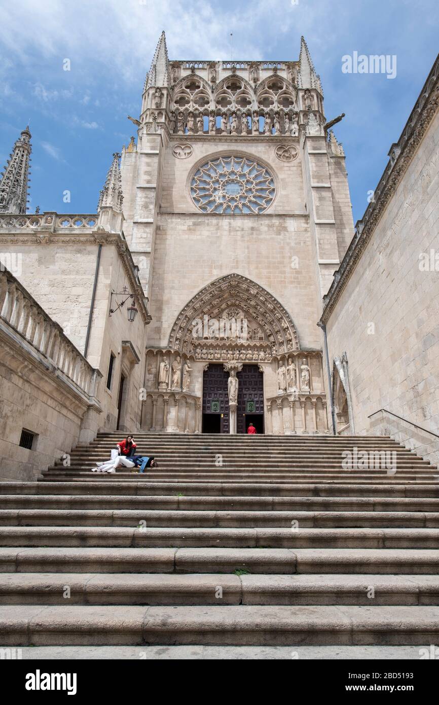 Escaliers à la porte sacramentelle, façade de la Sarmentale, Cathédrale Sainte Marie de Burgos, site classé au patrimoine mondial de l'UNESCO, Burgos, Castille et León, Espagne Banque D'Images