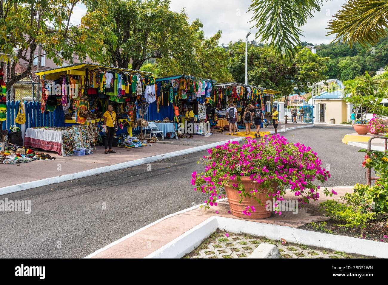 Ocho Rios, Jamaïque - 22 avril 2019 : marché de rue souvenir dans l'île tropicale des Caraïbes d'Ocho Rios, Jamaïque. Flowerbed au premier plan. Banque D'Images