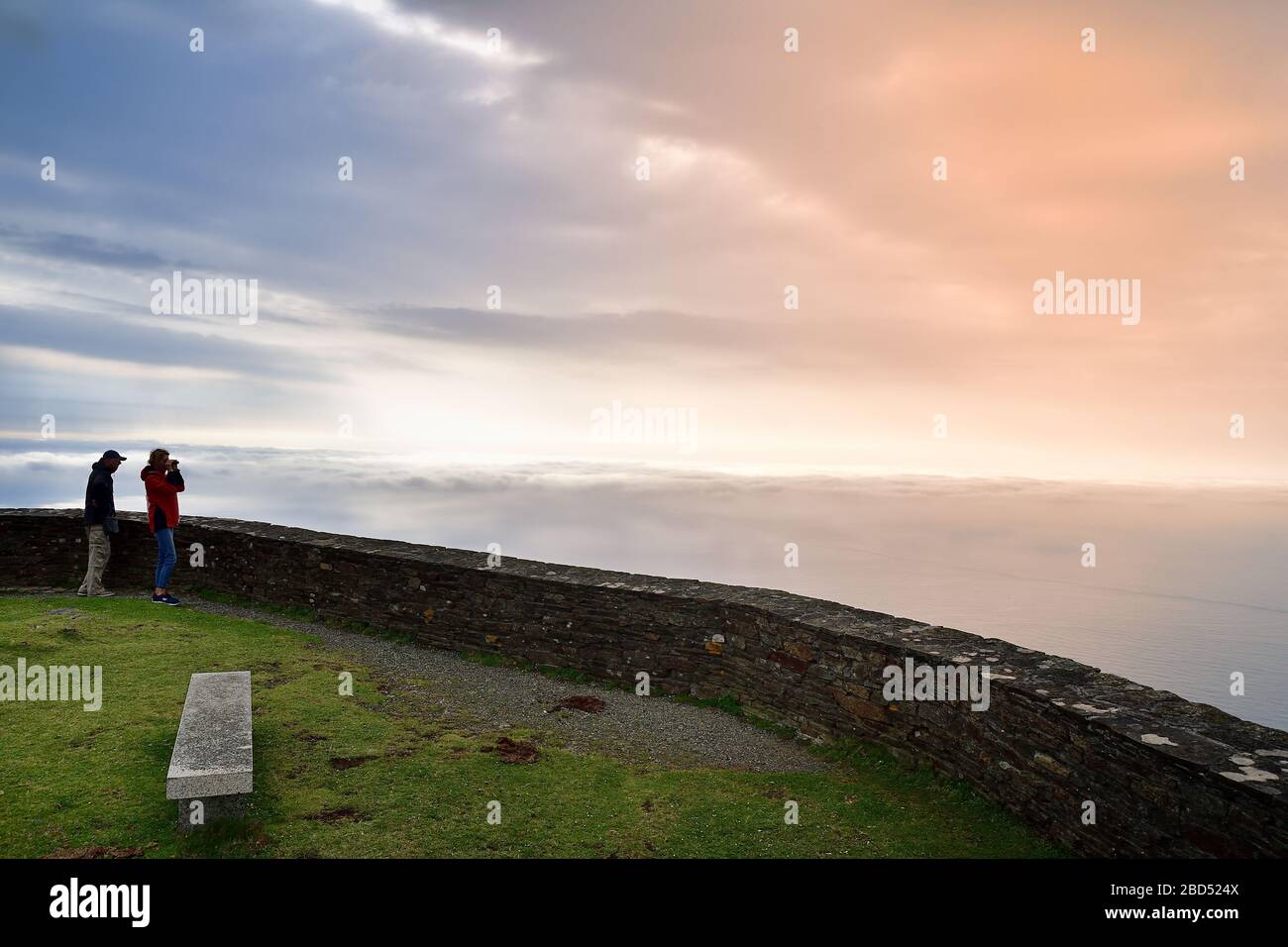 CARIÑO, LA CORUÑA, GALICE, ESPAGNE - 5 JUILLET 2019: Touristes au point de vue de VIXIA en Galice Banque D'Images