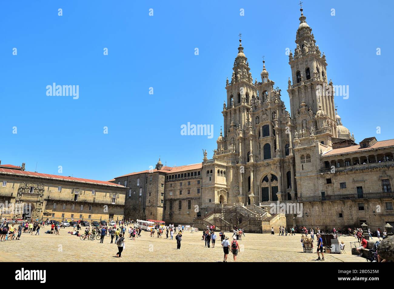 SAINT-JACQUES-DE-COMPOSTELLE, LA COROGNE, GALICE, ESPAGNE - 9 JUILLET 2019: Touristes sur la place Obradoiro en Galice, Espagne Banque D'Images
