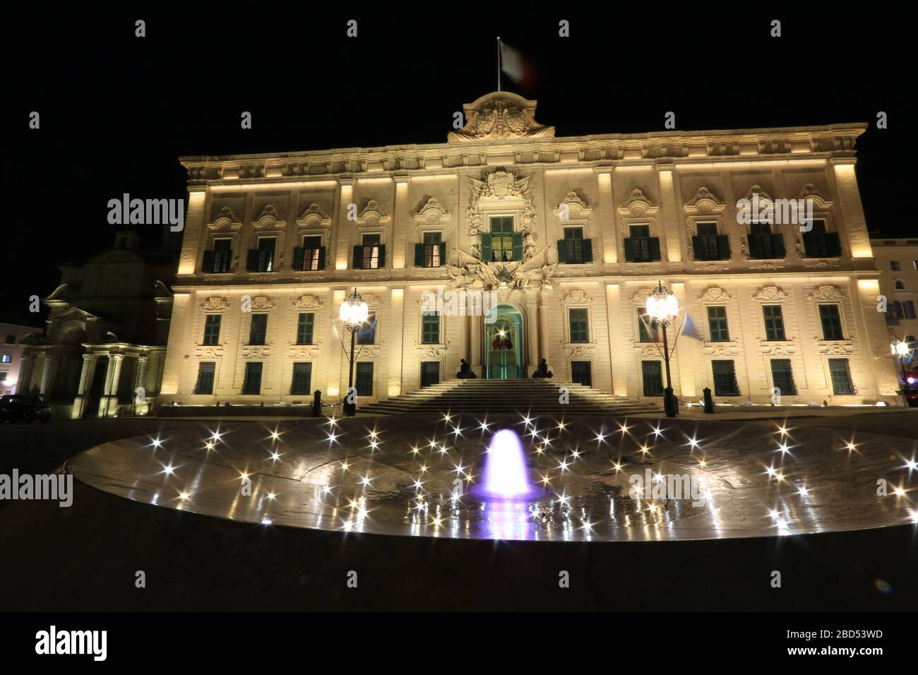 Vue nocturne de l'Auberge de Castille (Berġa ta' Kastilja) à Castille place à la Valette, Malte, qui abrite le bureau du Premier Ministre maltais Banque D'Images