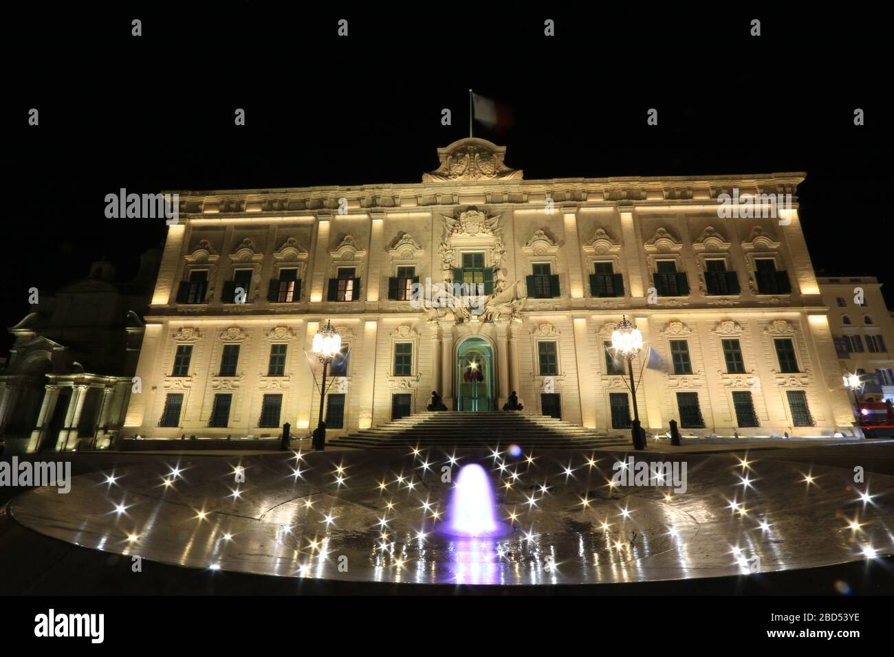 Vue nocturne de l'Auberge de Castille (Berġa ta' Kastilja) à Castille place à la Valette, Malte, qui abrite le bureau du Premier Ministre maltais Banque D'Images