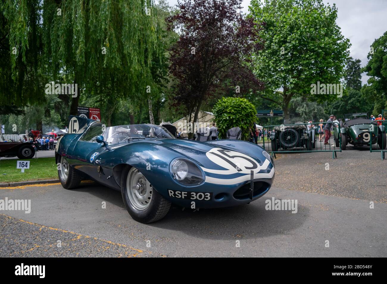 Jaguar de type D à nez long, voiture de course classique au château Impney montée en colline à Ecurie Escosse bleu Banque D'Images