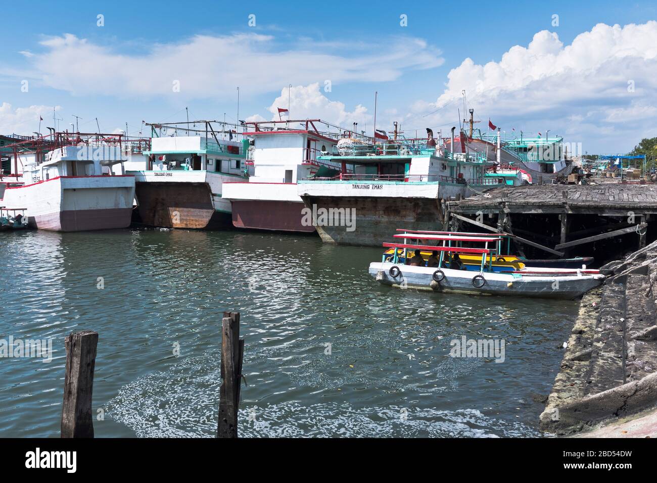 dh Port de Benoa BALI INDONÉSIE flotte de thons marins bateaux de pêche dans le port asiatique navires indonésiens bateau Banque D'Images