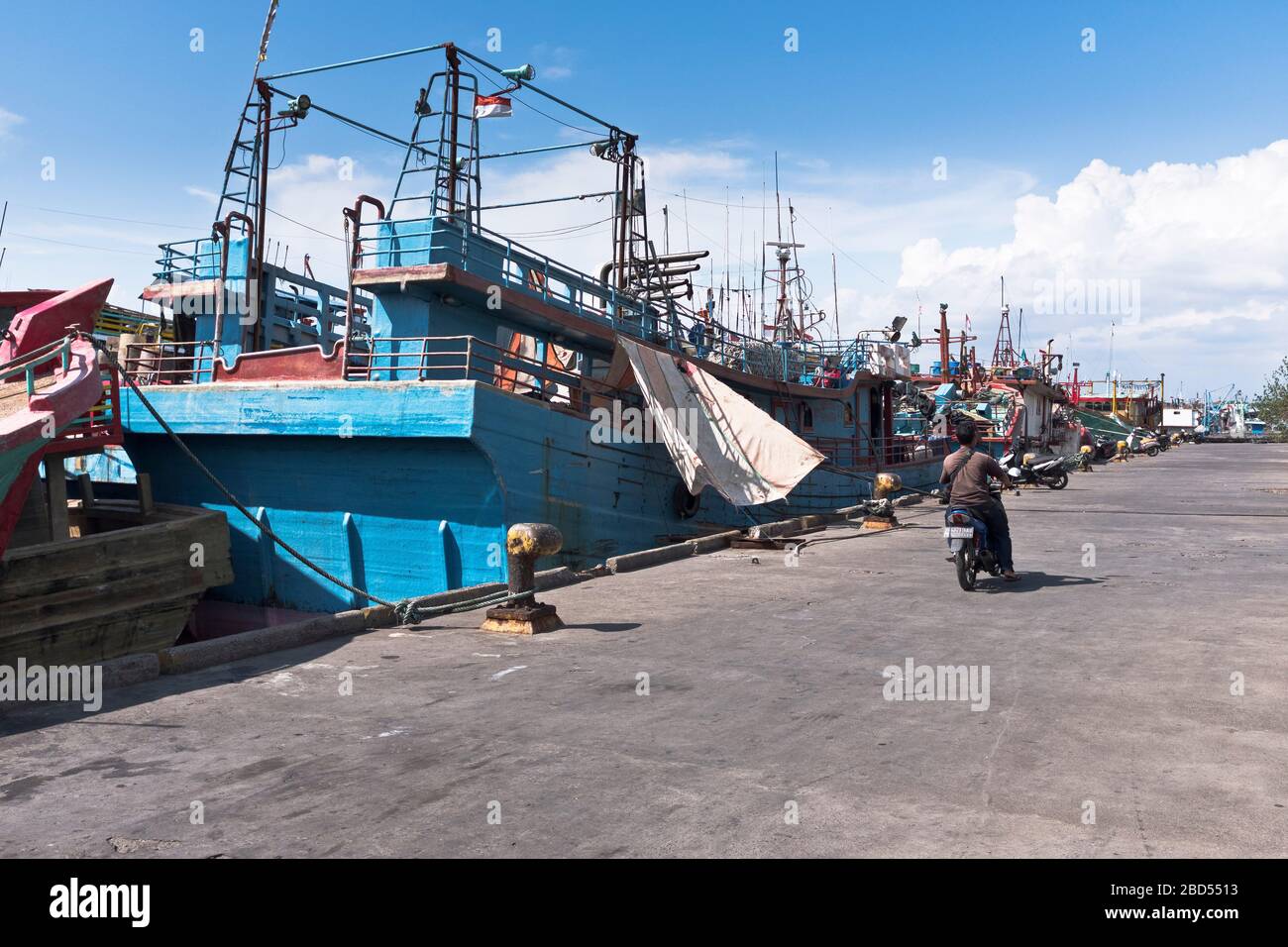 dh Port de Benoa quai BALI INDONÉSIE moto flotte de thons bateaux de pêche dans le port asie navires indonésiens bateau Banque D'Images
