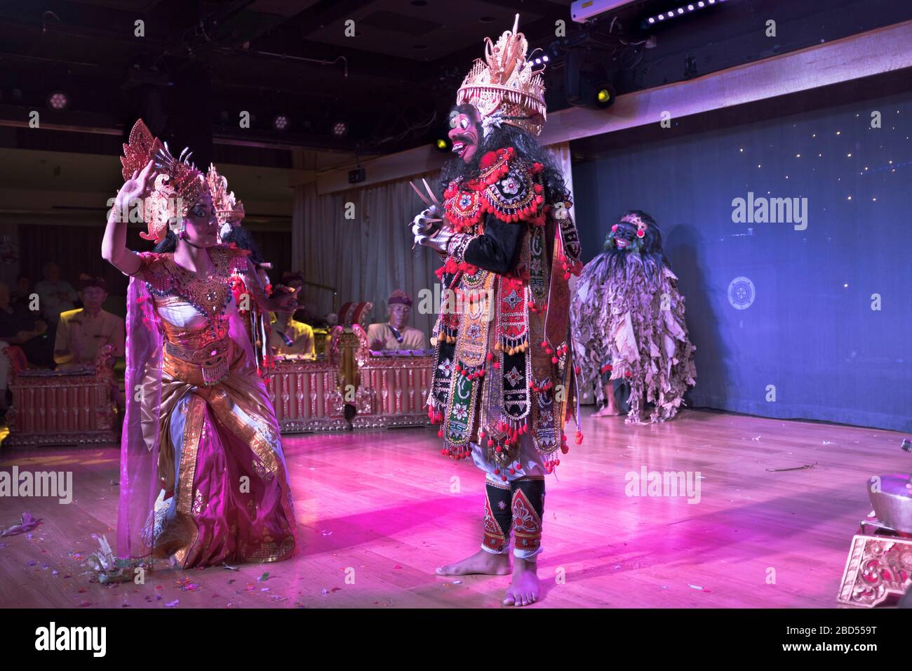 dh croisière bateau de culture danseurs MS BOUDICA FRED OLSEN Balinese Dans Barong danse performance bali danse hindouiste indonésie danseuse asiatique femme indonésienne Banque D'Images