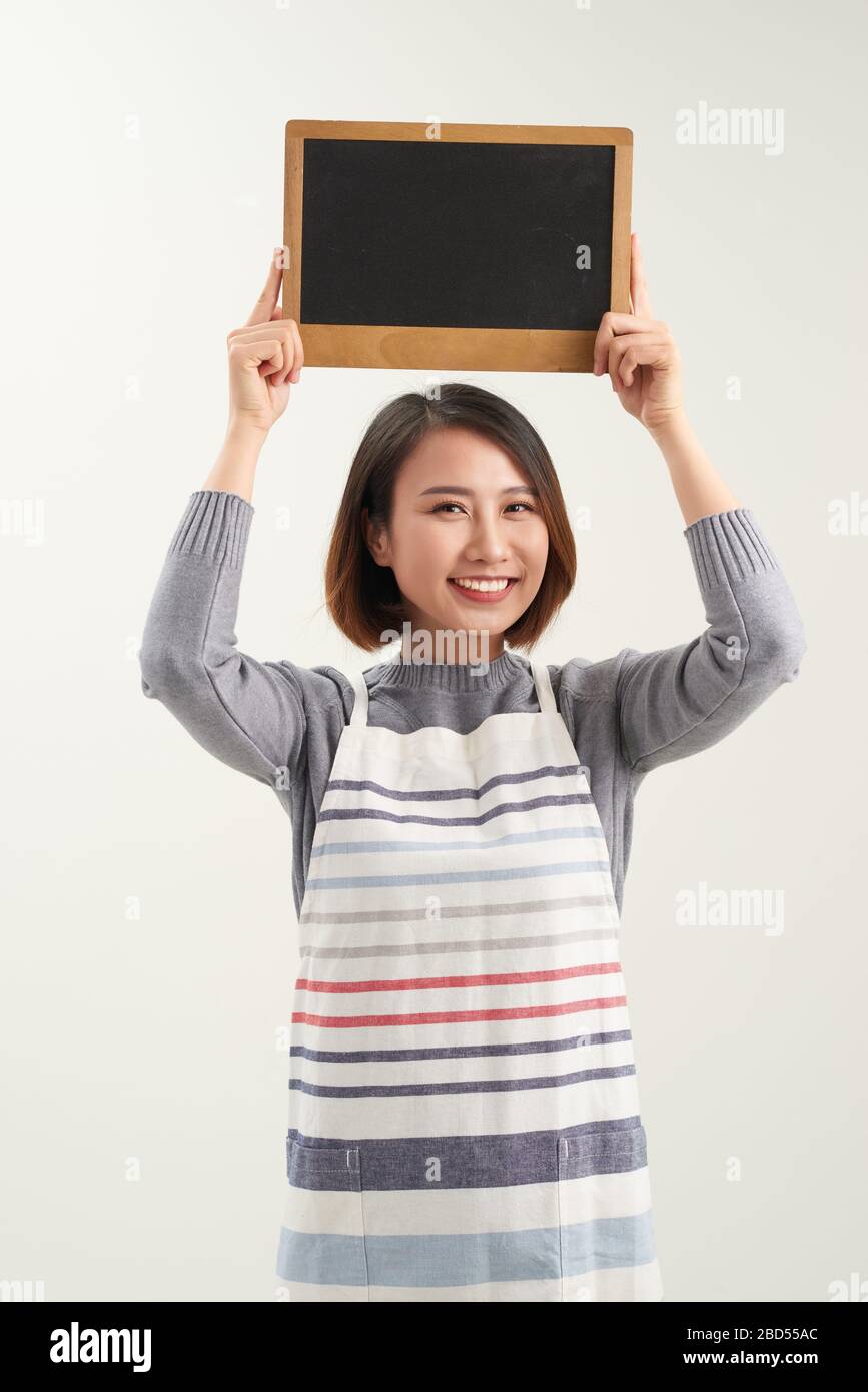 Femme asiatique portant un tablier sur fond blanc isolé Banque D'Images