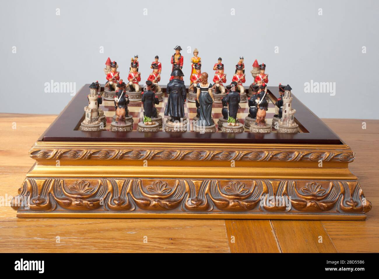 Jeu d'échecs orné de pièces des guerres napoléoniennes avec l'armée de  Napoléon contre Wellington Photo Stock - Alamy