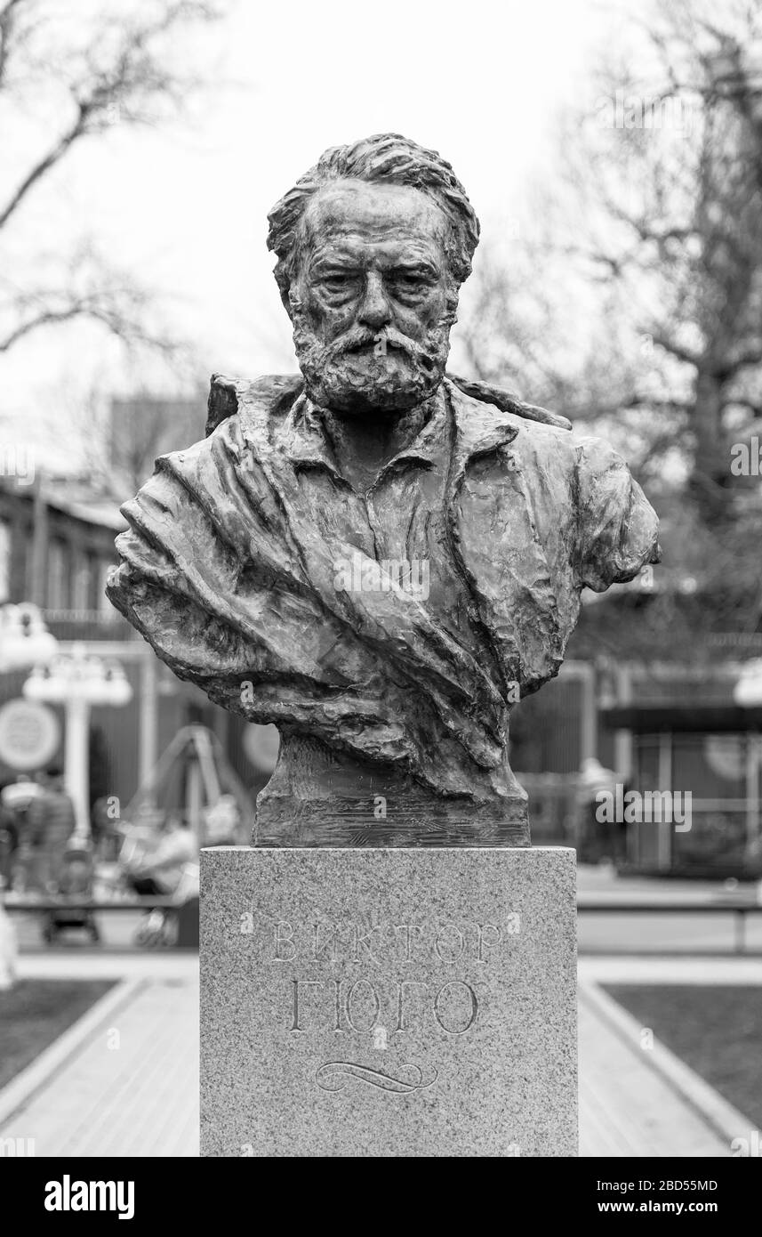 RUSSIE, MOSCOU - 26 MARS 2017 : buste de Victor Marie Hugo dans le jardin de l'Hermitage à Moscou Banque D'Images
