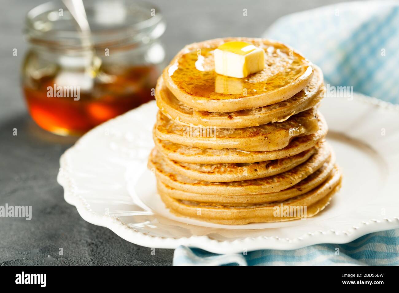 Crêpes maison au miel et au beurre Banque D'Images